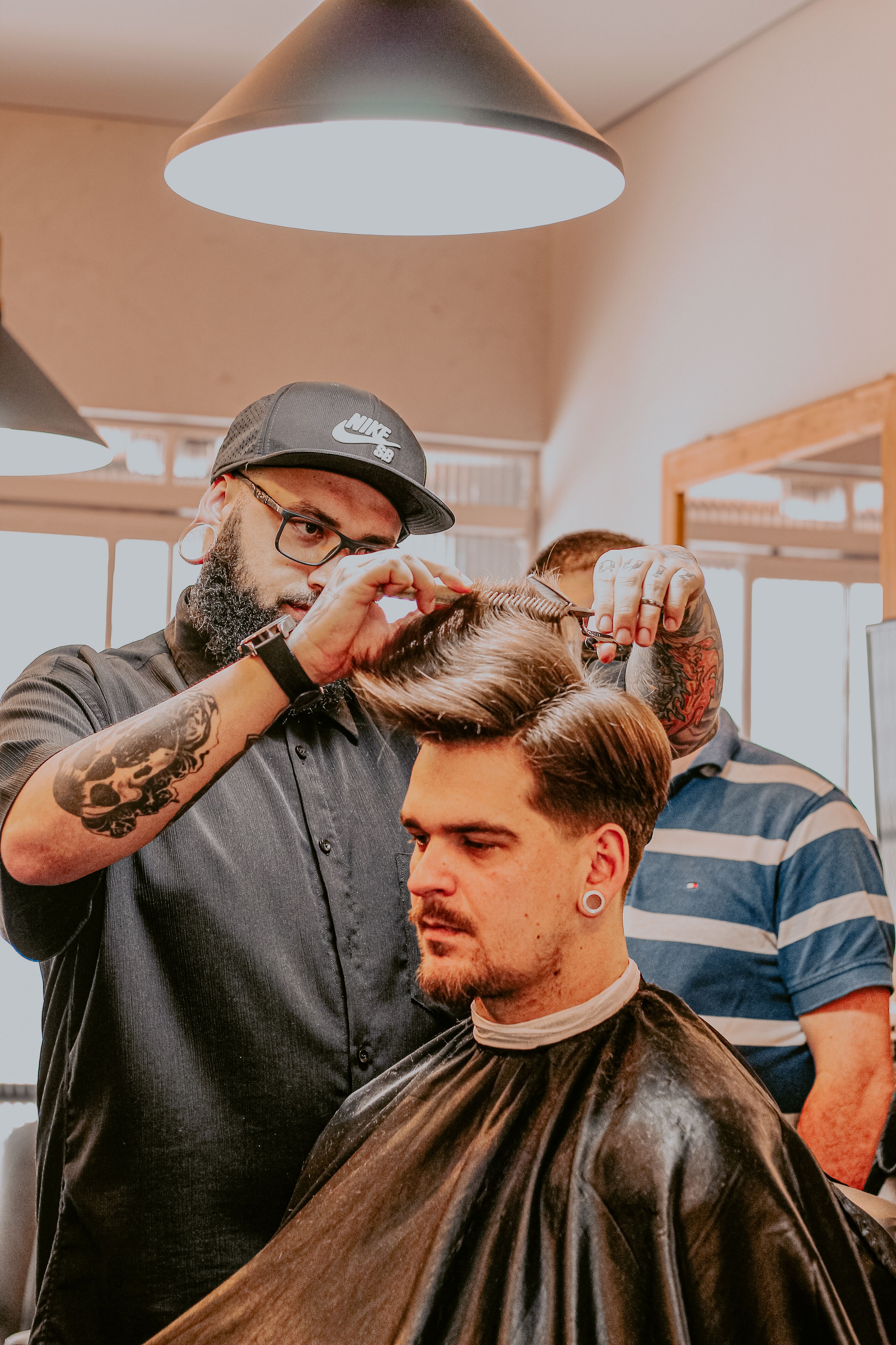 Cliente satisfeito após o corte